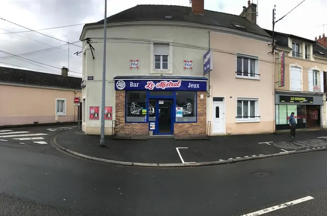 La devanture à l'angle de l'avenue du Docteur Jean Mac, bandeau bleu et enseigne rouge
